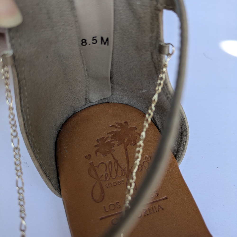Elegant Beige Sandals with Chain Detail - Picture 3 of 5